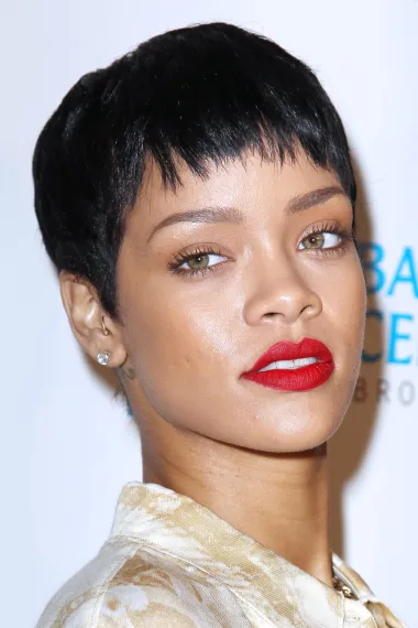 Nema sumnje da obožavamo Rihanninu dugu, sjajnu kosu poput stakla, ali ne može se zanemariti ni super kul pixie rez kojem se često vraća. Postoji li uopće stil koji Rihanna ne može iznijeti? 