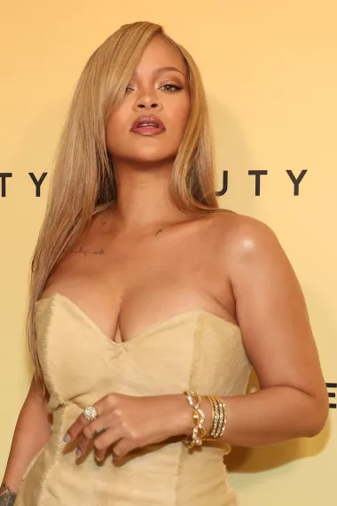 Pjevačica s Barbadosa s lakoćom mijenja imidže, od glamuroznih valova do oštrih kratkih rezova, do različitih boja kose. Rihanna je dokaz da prava zvijezda može nositi doslovno sve. 