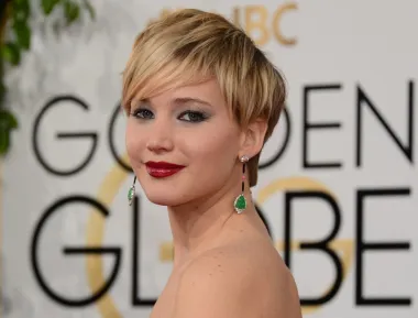 Jennifer Lawrence na dodjeli Oscara 2014. godine s kratkom, unatrag počešljanom frizurom podsjeća na kultnu frizuru Sharon Stone. Ipak, njezina duža kosa jednako je lijepa.