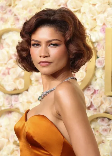 Zendaya često nosi bob koji savršeno balansira između elegantnog i ležernog stila — ponekad ravnih linija, a ponekad blago valovit i razbarušen, što joj daje mladenački i svjež izgled. Ova frizura joj omogućuje jednostavno stiliziranje i lako prilagođavanje različitim prilikama, od crvenog tepiha do svakodnevnih izlazaka.
