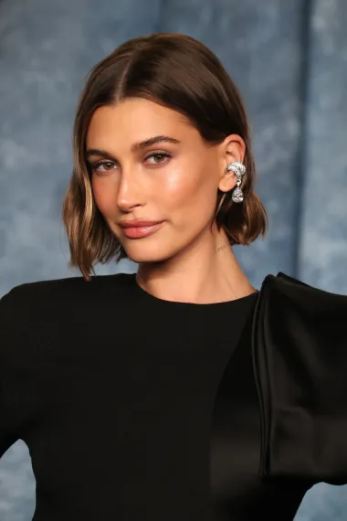 Kad Hailey nešto nosi, teško je ne poželjeti kopirati njezin stil - bilo da se radi o outfitu ili frizuri. Kada je kraljica minimalizma zamijenila dugu kosu za bob do brade, jednostavnost i praktičnost kraće frizure postale su još privlačnije. 