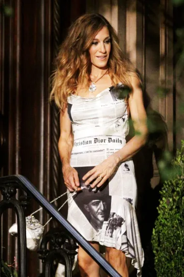 Carrie Bradshaw se vratila – Gen Z je obožava, a njezini outfiti ponovno osvajaju