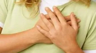 Kako prepoznati jesu li bolovi u prsima srčani udar?
