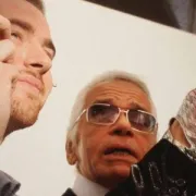 Zbog koga je Karl Lagerfeld počeo nositi ružičasti kišobran