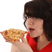 Loše spavanje i nesanica utječu na češći odabir nezdrave hrane