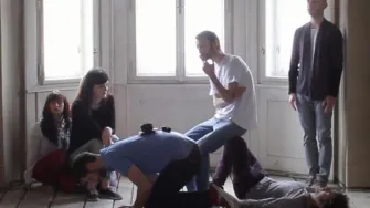 Pink Studio glumi namještaj u novom spotu „Kako ćemo reći mamama?“