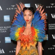 FKA Twigs u neobičnom outfitu izgledala poput ptice iz tropskog raja