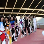 Poznate ljubiteljice mode na predstavljanju najnovije Louis Vuitton resort kolekcije