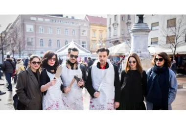 Poznati glumci izveli ludu svinjariju na zagrebačkom Cvjetnom trgu