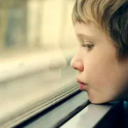 Koji znakovi upućuju na autizam kod djeteta?