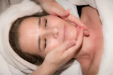 Trendi neinvazivne metode njege kože lica koje morate isprobati (koristi ih i slavna Emily Blunt)
