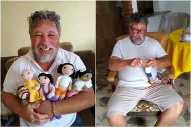 Djed koji ima vitiligo hekla lutke kako bi se djeca s istim stanjem osjećala bolje