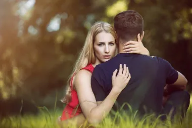 Znakovi koji mogu pokazati da ti partner nešto skriva