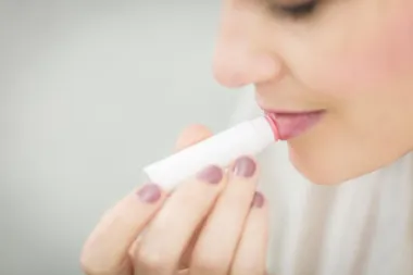 5 stvari koje će ti pomoći u borbi protiv suhih i ispucalih usana