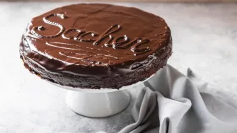 Sacher torta – kraljica čokoladnih torti sa zanimljivom povijesti