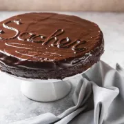 Sacher torta – kraljica čokoladnih torti sa zanimljivom povijesti