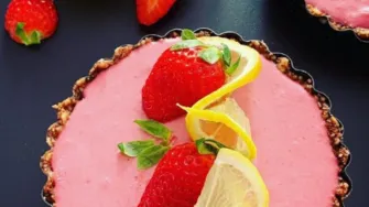 Sirova torta iz blendera s najslađim proljetnim bobicama - jagodama