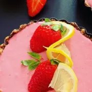 Sirova torta iz blendera s najslađim proljetnim bobicama - jagodama