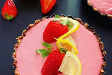 Sirova torta iz blendera s najslađim proljetnim bobicama - jagodama