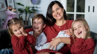 Ovo je Slavica - mama četvero djece koja svakodnevno na YouTubeu stvara obiteljske uspomene