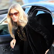 Kate Moss, Charlotte Tilbury i mnoge druge dame donirale su svoje dizajnerske 'krpice' kako bi pomogle borbi protiv koronavirusa