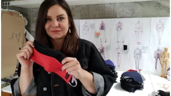 #podrzidomace- Dizajnerica Jasmina Arnautović umjesto kaputa i odijela trenutačno šije posebne zaštitne maske