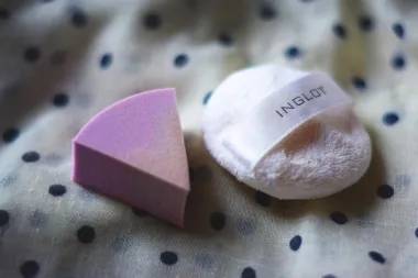 Kako oprati spužvicu za puder šamponom za kosu?