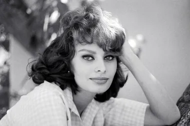 Ovo su najljepše slavne brinete svih vremena - od Jackie O do Angeline Jolie