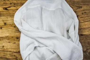 Znate li kako ukloniti mrlje sa bijele majice?