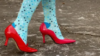 Čarapa luda nalazi se svuda. I na poslovne kombinacije možeš isfurati šašave uzorke
