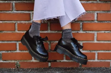 Čizme prošivene žutim koncem nikad ne izlaze iz mode,a idu na sve kombinacije
