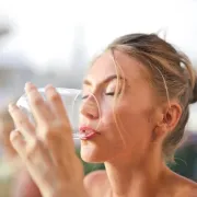 Pretjeruješ li s vodom? Nije bezopasno, a ovo su znakovi da je piješ previše
