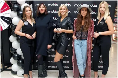 Poznate dame zbog fashion maskica za mobitel stigle u Karlovac