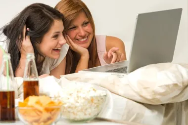 Stalno gledaš iste omiljene serije ili filmove? Evo zašto je to dobro za tvoju psihu