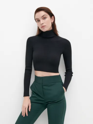Crna dolčevita kraljica je elegantnih zimskih outfita