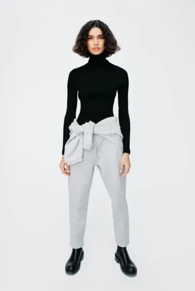 Crna dolčevita kraljica je elegantnih zimskih outfita