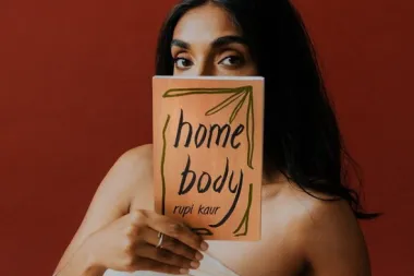 Rupi Kaur, objavila je novu zbirku pjesama i jedva čekamo da je pročitamo