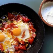 Brzi recept za shakshuku - jednostavno jelo s jajima i povrćem