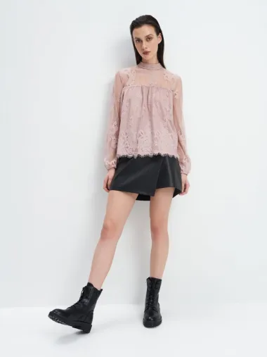 Romantične bluze koje će začiniti svaki outfit