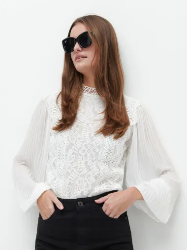 Romantične bluze koje će začiniti svaki outfit