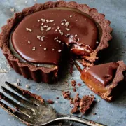 Čokoladni tart sa slanom karamelom: Desert koji ostavlja bez daha