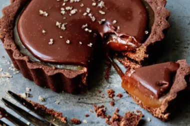 Čokoladni tart sa slanom karamelom: Desert koji ostavlja bez daha