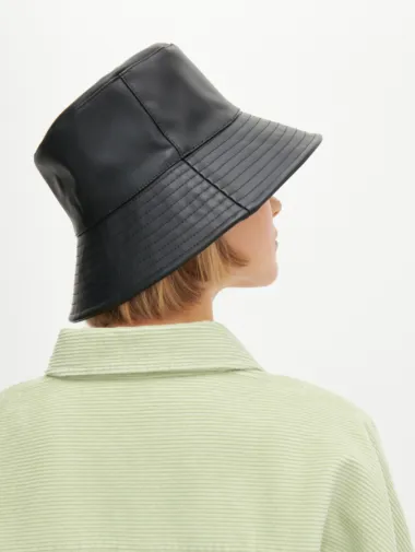 Kapa glavu čuva: Ove stylish komade nosit ćemo još dugo