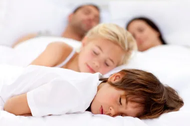 Spavanje s djecom diže im samopouzdanje i čini ih manje tjeskobnima u životu