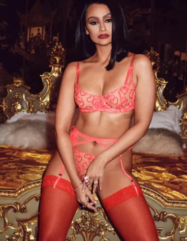 Rihanna zna kako razbuktati strasti za Valentinovo -  seksi donjim rubljem