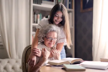 Znanost tvrdi: Bake i djedovi koji čuvaju svoje unuke žive dulje