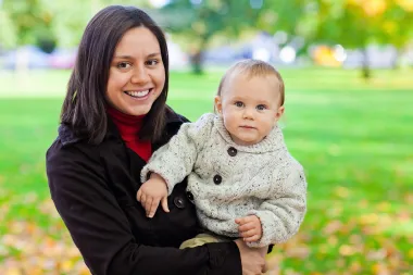 Jesi li znala? Zašto većina mama nosi dijete na lijevoj strani?