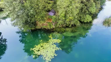 Pronašle smo prekrasnu malu kućicu uz rijeku za odmor iz snova