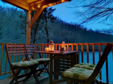 Pronašle smo prekrasnu malu kućicu uz rijeku za odmor iz snova