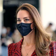 Kate Middleton ne može pogriješiti. Ovaj put je oduševila u retro crvenoj haljini